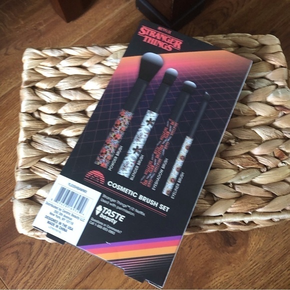 Stranger Things 4 piece Cosmetic brush set - Picture 2 of 4